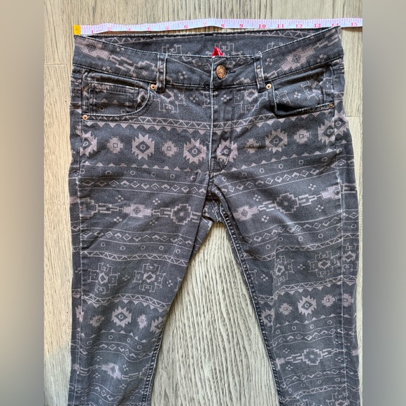 Divided Tribal print Jeans - Picture 6 of 6